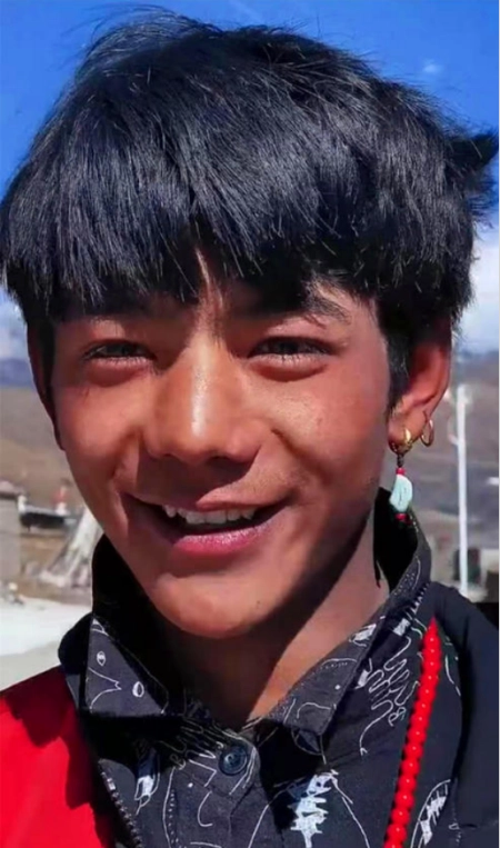 藏族小哥丁真为家乡拍宣传片，身世背景被扒，他竟不是西藏人？